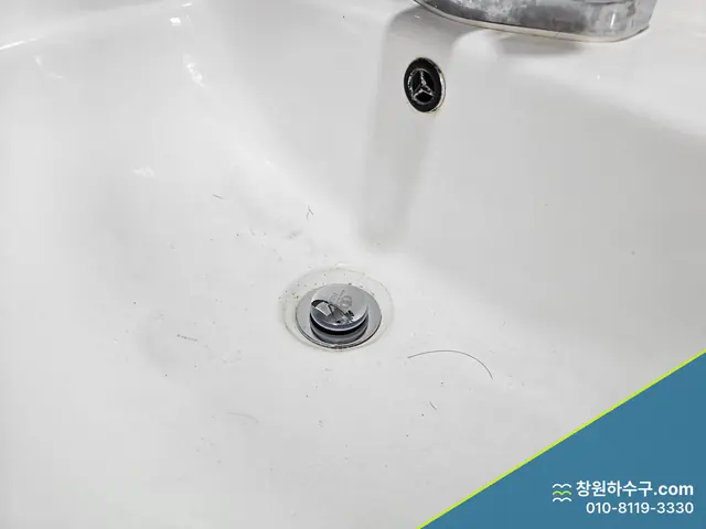 세면대 배수구 팝업 마개 근접