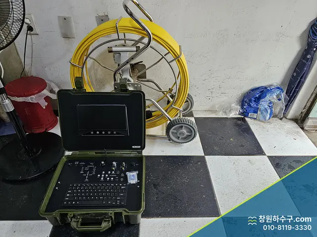 모니터 달린 내시경 장비와 케이블 릴