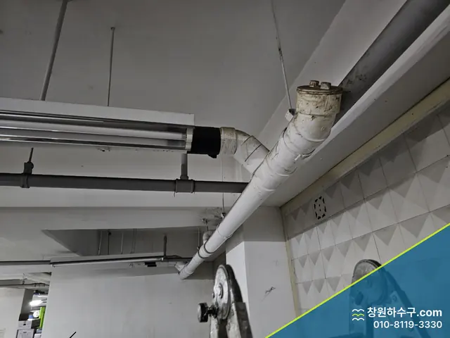 지하 천장을 따라 지나는 흰 배수관