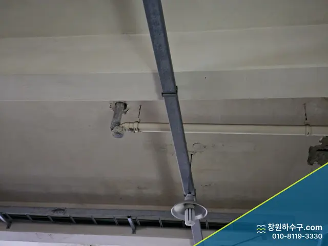 건물 천장의 배수관과 배관 지지대