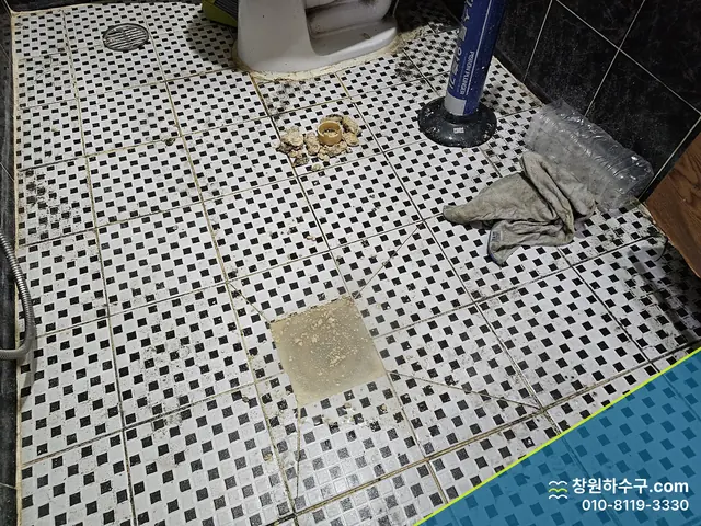 변기를 떼어낸 뒤의 욕실 바닥