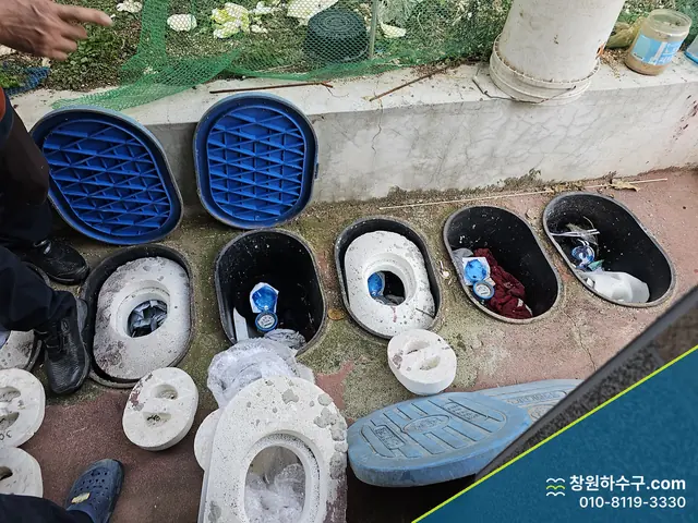 교체용으로 늘어놓은 바닥배수 트랩