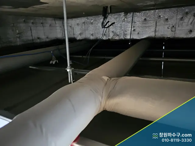 보온재로 감싼 천장 배관