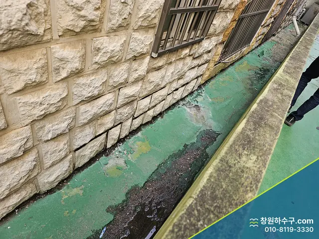 건물 벽을 따라 난 골목 배수로