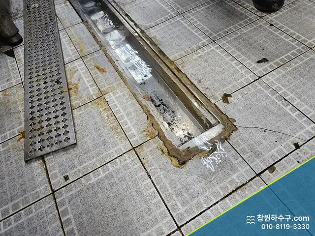 작업장 바닥의 긴 배수 트렌치