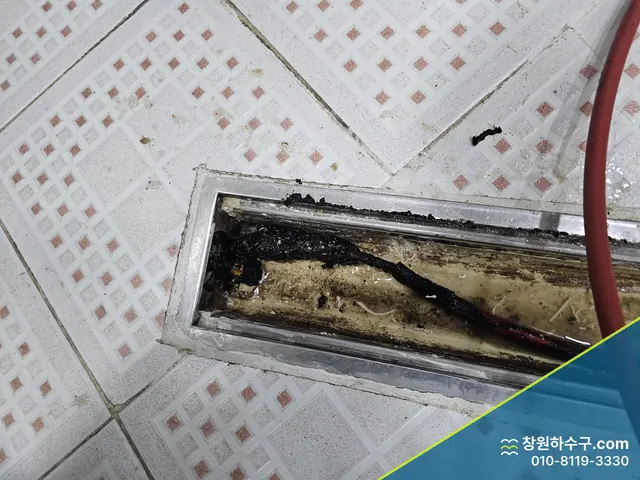 기름 찌꺼기가 쌓인 주방 바닥 트렌치