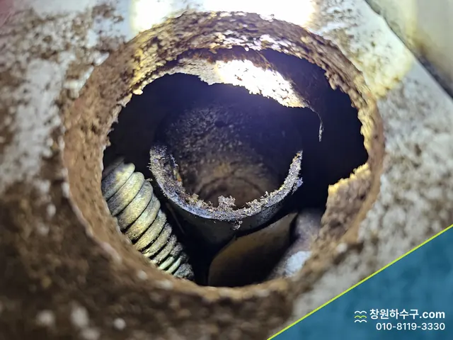 배관 내부에 들어간 스프링 케이블